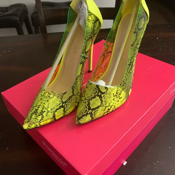 A Neon -Yellow unique pair of heels from Shoe Dazzle Size 8 - Picture 2 of 4